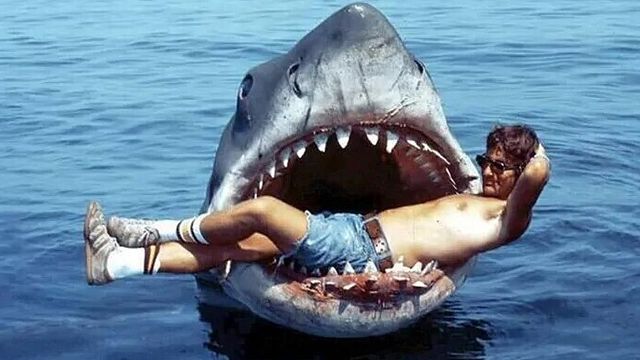 © Steven Spielberg sul set de "Lo Squalo"
