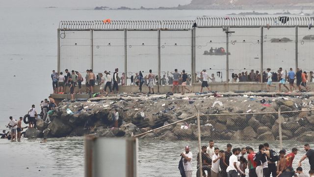 © Ansa |  Gruppi di migranti rientrano in Marocco attraverso il valico di frontiera di Tarajal a Ceuta, in Spagna