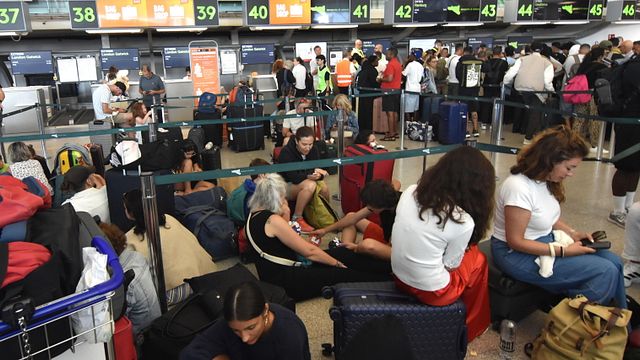 © Ansa | Passeggeri in attesa all'aeroporto di Catania