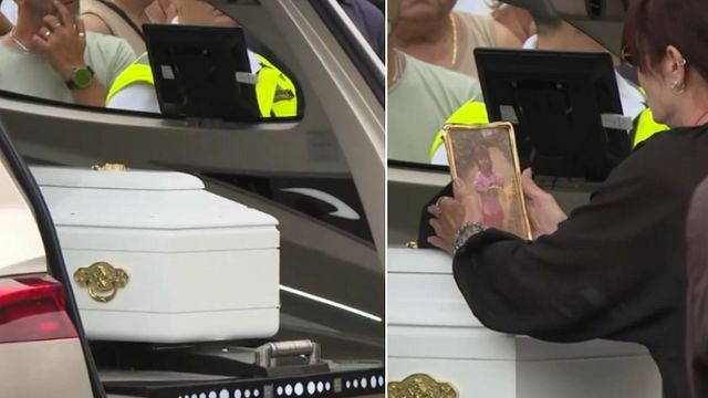 © Da video | Bordighera, i funerali della piccola Beatrice: l'applauso all'arrivo della bara e le lacrime dei parenti