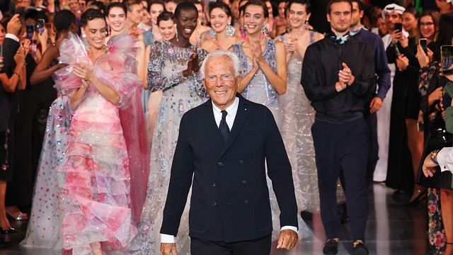 © Afp | Un sorridente Giorgio Armani tra gli applausi del pubblico nel finale di sfilata con modelle e modelli a Dubai per il suo evento "One Night Only" nel 2021