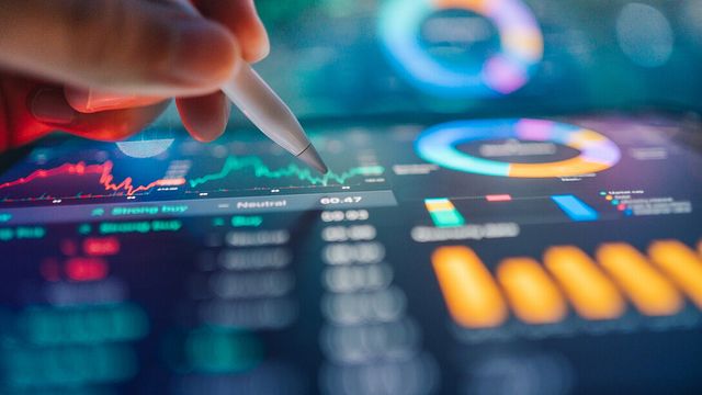  | Millennial and Gen Z new investing using Ai finanace interact with an AI data finance assistant on a tablet, showcasing the integration of artificial intelligence in financial management.