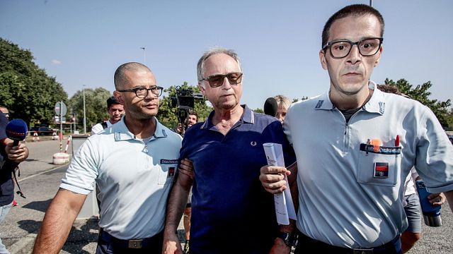 © Ansa | Mario Roggero all'ingresso del carcere milanese di Bollate