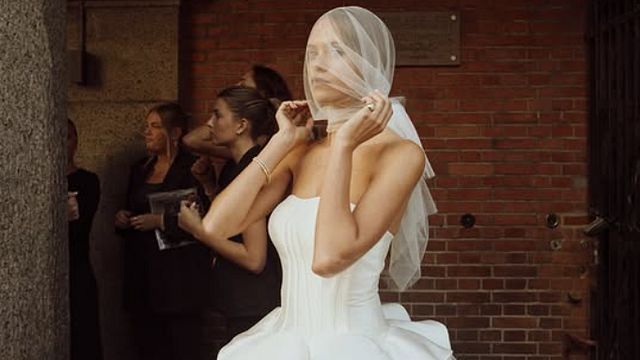 © Instagram | Laila Hasanovic in abito da sposa alla Fashion Week di Copenaghen per Soeren Le Schmidt (credit: @soerenleschmidt)