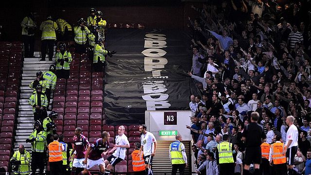 © Getty | I tifosi delle due squadre separati da un cordone di polizia e da un settore dello stadio, tenuto appositamente vuoto