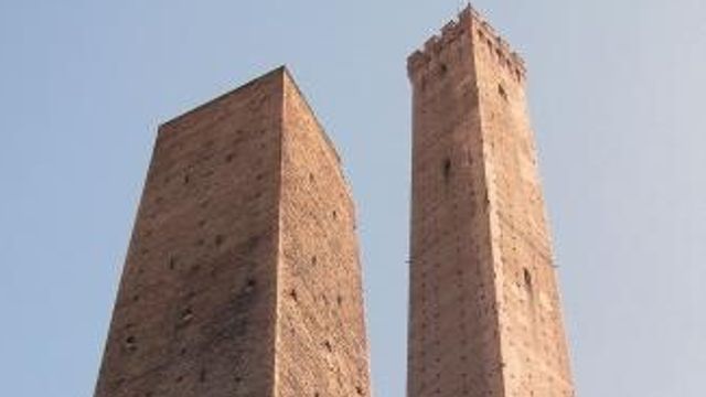 © ufficio-stampa | Bologna, Le due torri: la Garisenda e la torre degli Asinelli