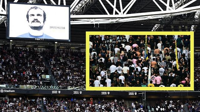 © italyphotopress e AFP | Tifosi Juve di spalle durante omaggio a Mazzola