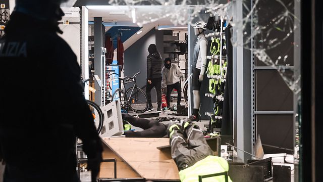 © IPA |  Alcuni giovani e giovanissimi saccheggiano un negozio in zona Cairoli, a Milano, dopo aver sfondato la vetrina