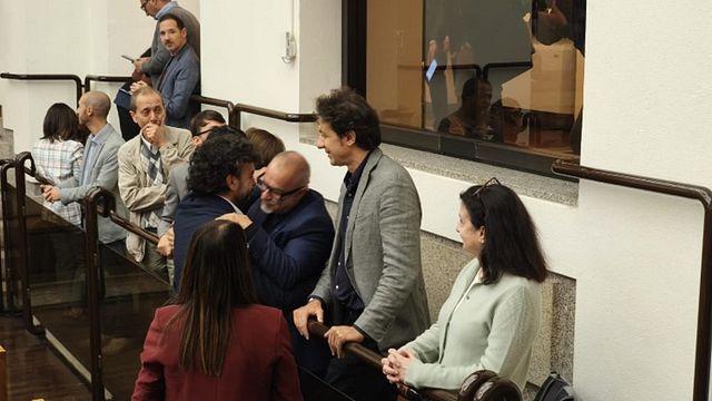 © Ansa |  Abbracci nell'aula dell'Assemblea legislativa dell'Umbria dopo l'approvazione della legge sul suicidio assistito