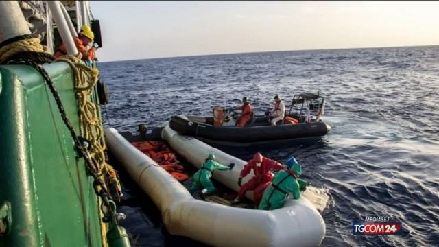  | Migranti, nave di Medici Senza Frontiere verso Reggio Calabria con 25 cadaveri