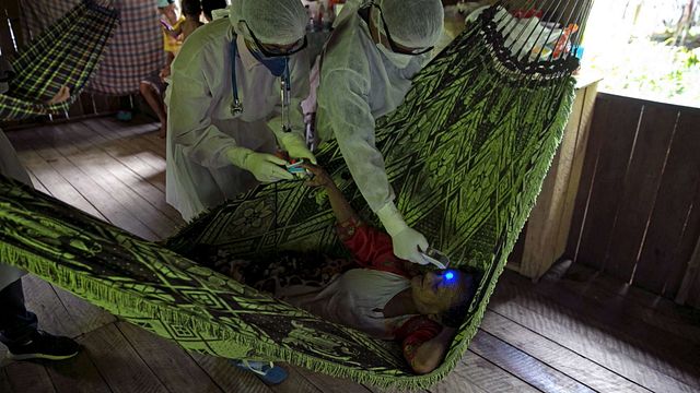 © Afp | Gli operatori sanitari visitano le comunità fluviali del comune di Melgaco per testarle per le infezioni da coronavirus COVID-19 nella regione di Marajoara, alla foce del Rio delle Amazzoni in Brasile, il 23 maggio 2020 