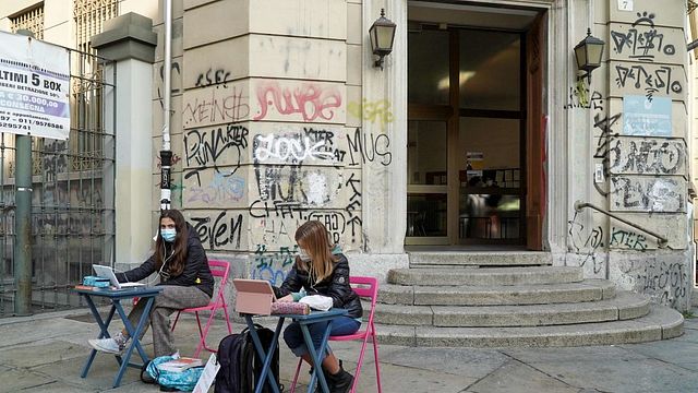 © Ansa | Gli studenti della scuola media Calvino e del liceo Gioberti protestano contro la didattica a distanza seguendo le lezioni davanti agli ingressi degli istituti a Torino