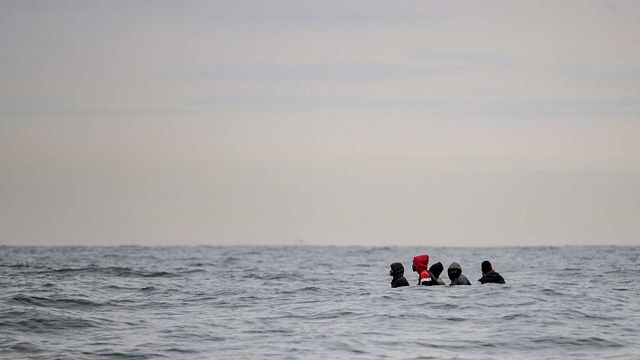 © Afp | Migranti siedono a bordo di un barcone che naviga in acque agitate tra Sangatte e Cap Blanc-Nez (Capo Naso Bianco), nella Manica al largo delle coste del nord della Francia, mentre tentano di attraversare i confini marittimi tra Francia e Regno Unito il 27 agosto 2020 