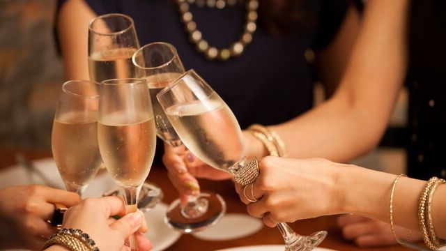 © Istockphoto |  A tavola: nei brindisi non si dice "cin-cin". 