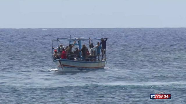 © Tgcom24 | 18.00 LAMPEDUSA, LO SBARCO DEI MILLE SRV