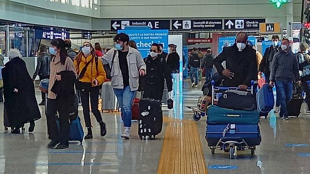 © Ansa | Stazioni prese d'assalto per l'esodo verso Sud