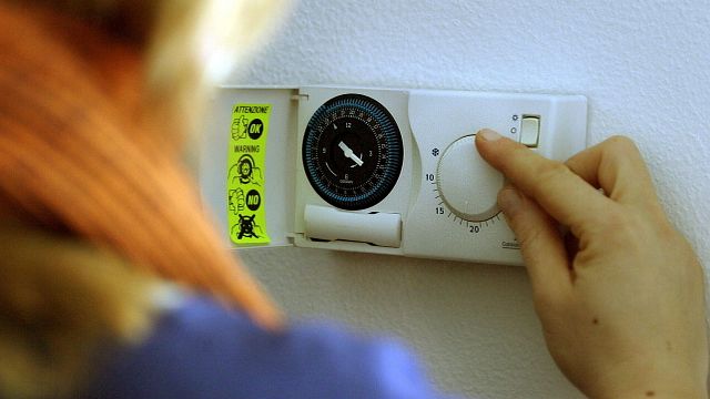 © Ansa | termostato termosifoni riscaldamento energia gas