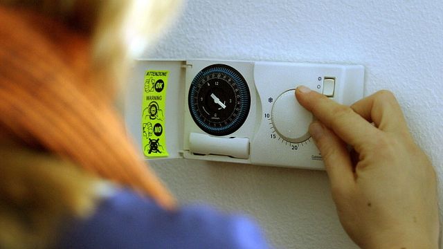 © Ansa | termostato termosifoni riscaldamento energia gas