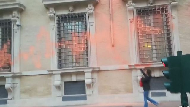 © Da video | 18.00 VANDALI AL SENATO POLITICO SRV