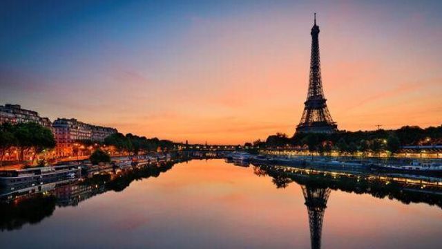 © istockphoto | Parigi: la Torre Eiffel e la Senna