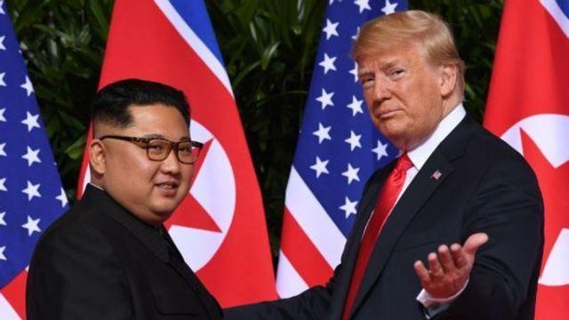 © -afp | Il Presidente degli Stati Uniti Donald Trump fa un gesto mentre incontra il leader della Corea del Nord Kim Jong Un all'inizio dello storico vertice USA-Corea del Nord, presso l'Hotel Capella sull'isola di Sentosa a Singapore il 12 giugno 2018. Donald Trump e Kim Jong Un sono diventati il ​​12 giugno i primi leader statunitensi e nordcoreani che si sono incontrati, si stringono la mano e negoziano per porre fine a uno stallo nucleare decennale.