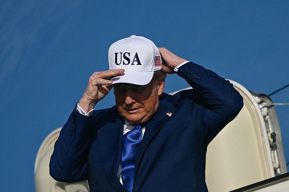© Afp  | Donald Trump e i cappellini "parlanti": USA, il modello indossato al suo arrivo a L'Aja per il vertice Nato