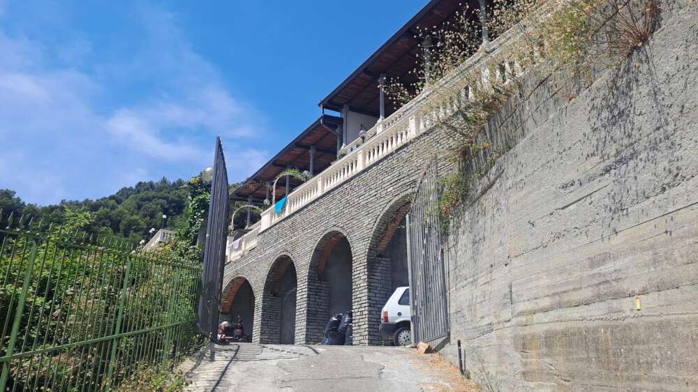 © Ansa  | Un fermo immagine tratto da un video mostra il piccolo Alan mentre si allontana dal camping di Ventimiglia