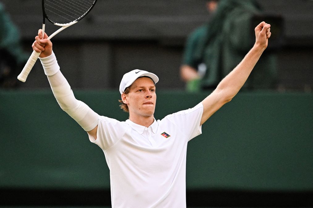 © afp  | Jannik Sinner e Carlos Alcaraz durante la cerimonia di premiazione di Wimbledon 