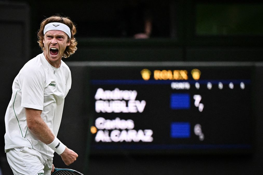 © afp  | Jannik Sinner e Carlos Alcaraz durante la cerimonia di premiazione di Wimbledon 