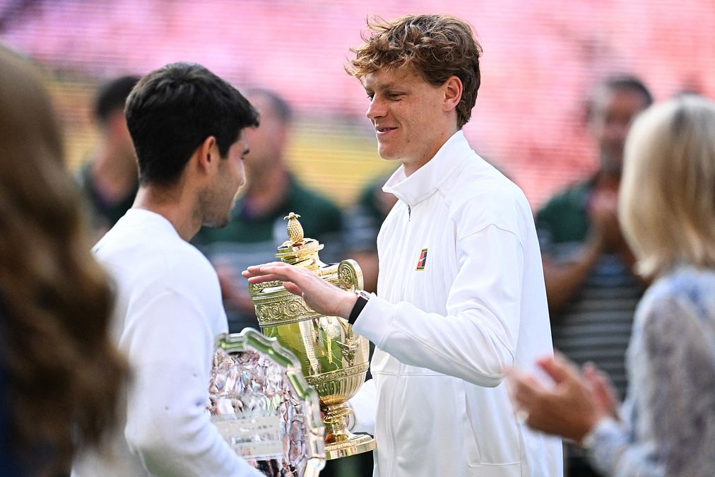 © afp  | Jannik Sinner e Carlos Alcaraz durante la cerimonia di premiazione di Wimbledon 