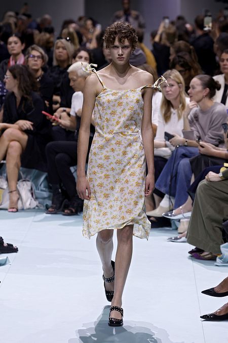 © Catwalk Pictures  | Slip dress outfit, le ispirazioni dalle sfilate della moda estate 2025: Chloé
