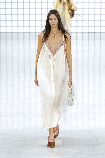 © Catwalk Pictures  | Slip dress outfit, le ispirazioni dalle sfilate della moda estate 2025: Chloé