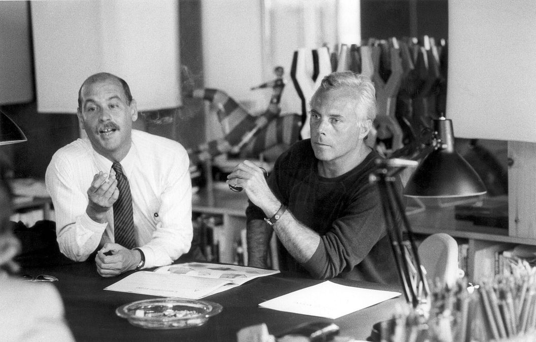 © Ufficio stampa  | Giorgio Armani celebra 50 anni di moda: lo stilista nel 1987 a Milano nella sede della maison in via Borgonuovo 21 (photo: Richard Corman)