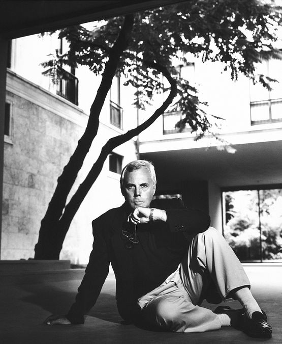 © Ufficio stampa  | Giorgio Armani celebra 50 anni di moda: lo stilista nel 1987 a Milano nella sede della maison in via Borgonuovo 21 (photo: Richard Corman)