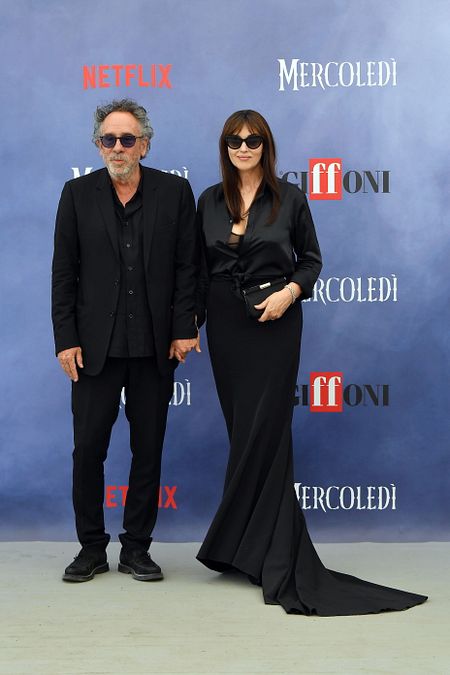 © IPA  | Tagli di capelli, la frangia "wispy" da copiare a Monica Bellucci (qui con il compagno, il regista Tim Burton)
