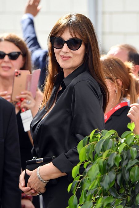 © IPA  | Tagli di capelli, la frangia "wispy" da copiare a Monica Bellucci (qui con il compagno, il regista Tim Burton)