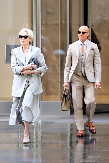 © IPA  | Il Diavolo veste Prada 2, il look impeccabile sul set di Stanley Tucci