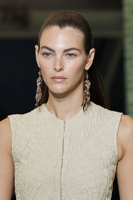 © Catwalk Pictures  | Capelli estate 2025, i look easy chic da copiare agli hair stylist delle sfilate: Tory Burch
