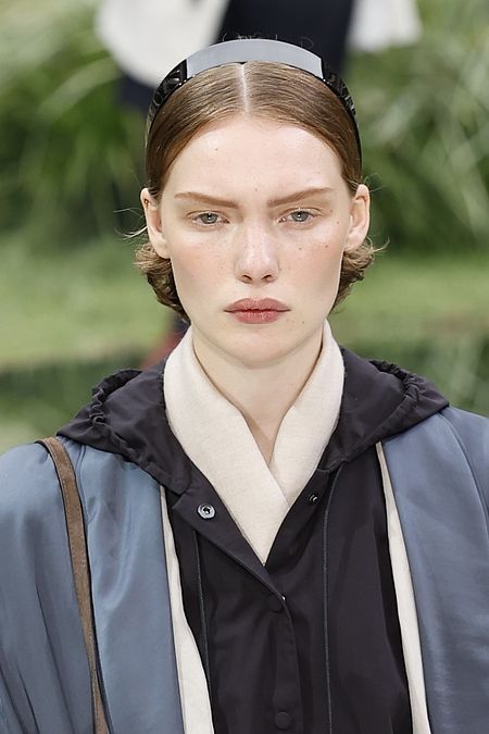 © Catwalk Pictures  | Capelli estate 2025, i look easy chic da copiare agli hair stylist delle sfilate: Tory Burch