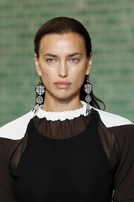 © Catwalk Pictures  | Capelli estate 2025, i look easy chic da copiare agli hair stylist delle sfilate: Tory Burch