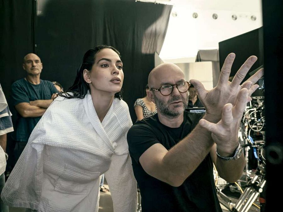 © dal backstage del Calendario Pirelli 2026 di Sølve Sundsbø, foto di Alessandro Scott 