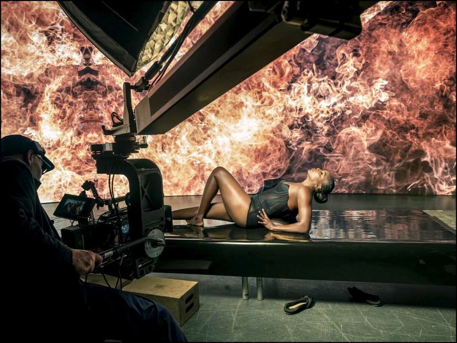 © dal backstage del Calendario Pirelli 2026 di Sølve Sundsbø, foto di Alessandro Scott 