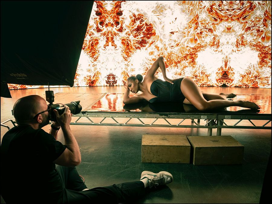 © dal backstage del Calendario Pirelli 2026 di Sølve Sundsbø, foto di Alessandro Scott 