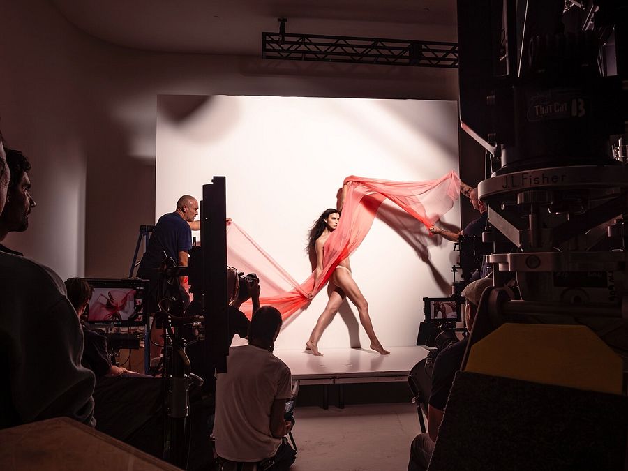 © dal backstage del Calendario Pirelli 2026 di Sølve Sundsbø, foto di Alessandro Scott 