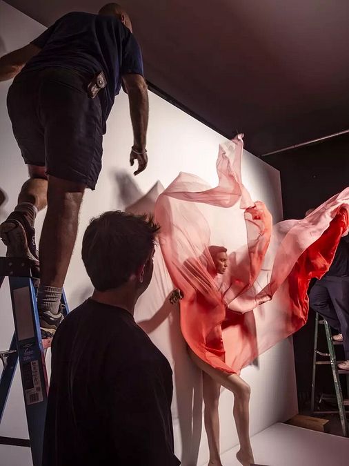 © dal backstage del Calendario Pirelli 2026 di Sølve Sundsbø, foto di Alessandro Scott 