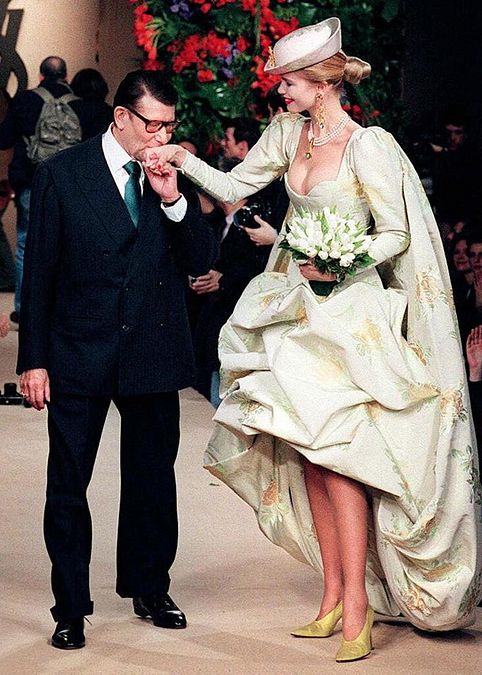 © Afp  | Claudia Schiffer in passerella con una creazione di Karl Lagerfeld per Chanel autunno inverno 1996