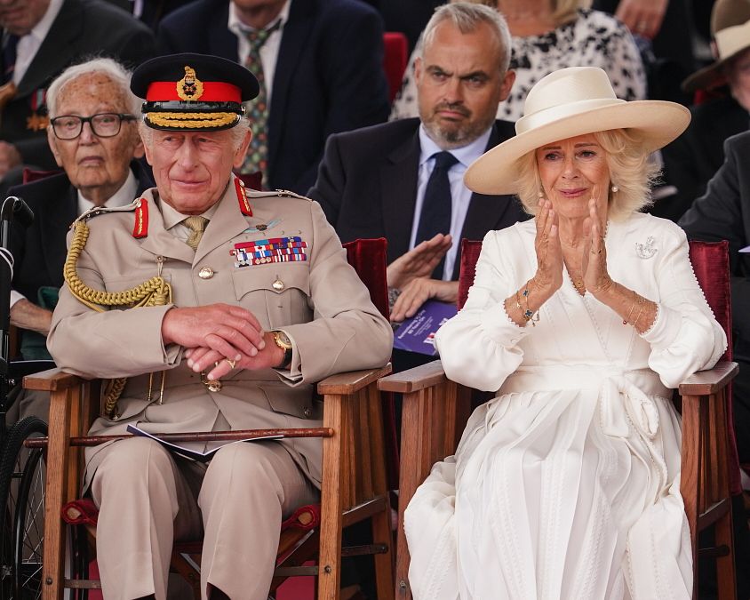 © IPA  | La regina Camilla accanto a re Carlo alla cerimonia nazionale di commemorazione per celebrare l'80° anniversario del VJ Day presso il National Memorial Arboretum di Alrewas, nello Staffordshire