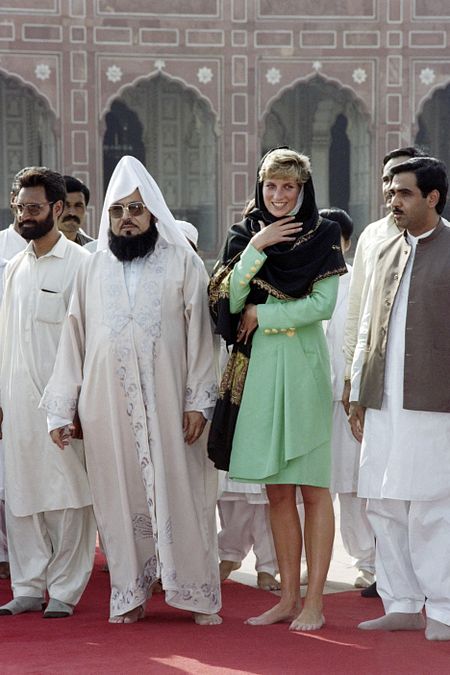 © Afp  | Lady Diana, principessa del Galles, in visita alla moschea Badshahi di Lahore, in Pakistan, nel settembre 1991
