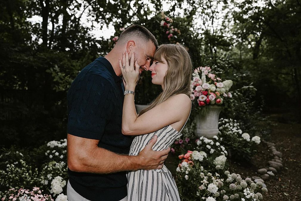 © IPA  | Taylor Swift e Travis Kelce, l’anello di fidanzamento è “vintage”: un pezzo d'epoca, difficile da reperire per il taglio del diamante e dal valore stimato di 550mila dollari 