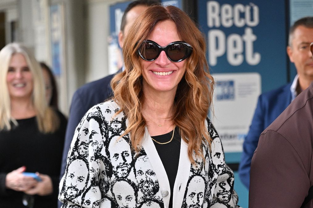 © IPA  | Venezia 82, l'arrivo di Julia Roberts con un cardigan tributo al regista Luca Guadagnino, che l'ha diretta in "After the Hunt"